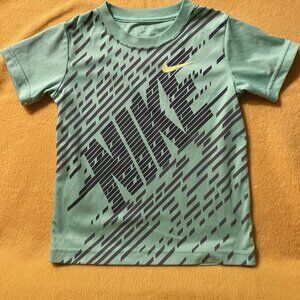 The Nike Tee Short Sleeve Boys Shirt Size S (4-5 YRS) Light Green